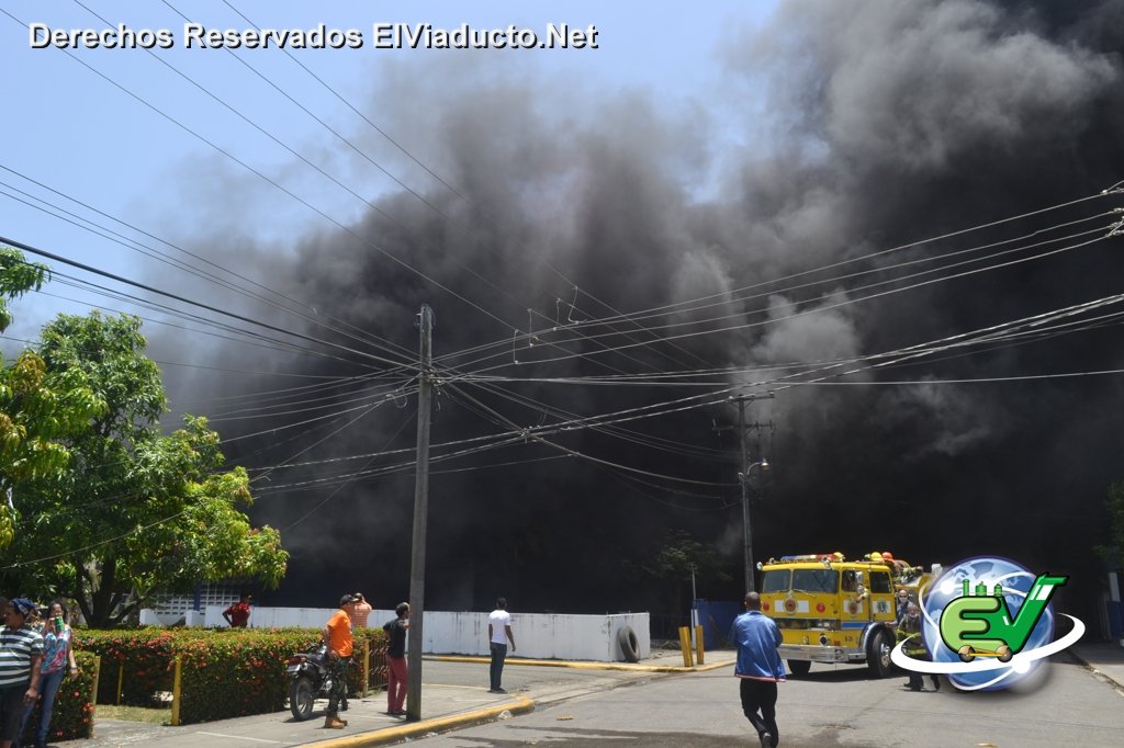 Incendio en zona franca de Moca